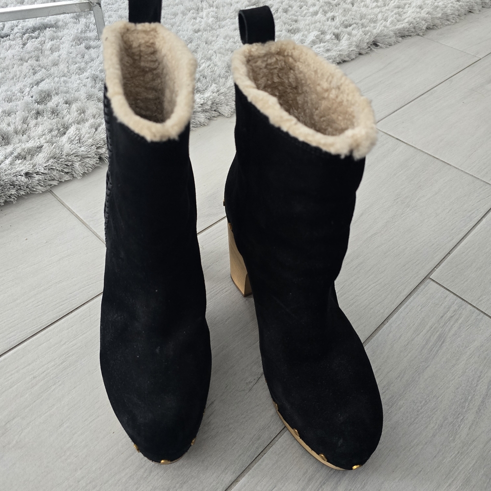 Chic Black Heeled Boots with Soft Cream Lining